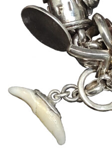 silver charm bracelet with T-fastener made of a Cadeaux, the Yorkie's tooth.